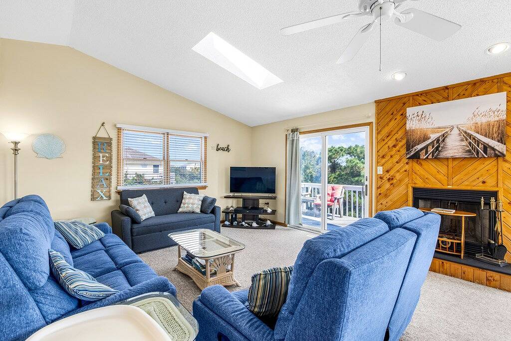 Private pool w/ heat available, hot tub, pet friendly, 5 min walk to beach! in Corolla, Currituck County