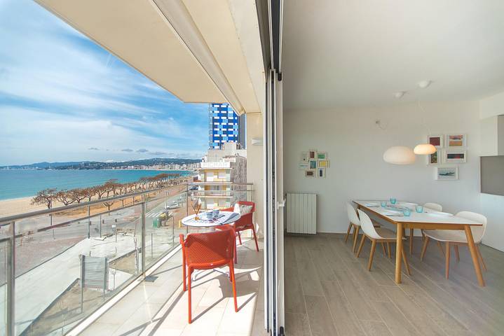 Apartamento entero, Piso Elena – Primera Línea con vistas espectaculares – 4/5 personas in Platja Gran de Palamós (Calonge), Palamós