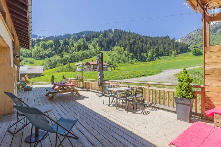 Gîte pour 10 personnes, avec terrasse dans Massif du Mont-Blanc