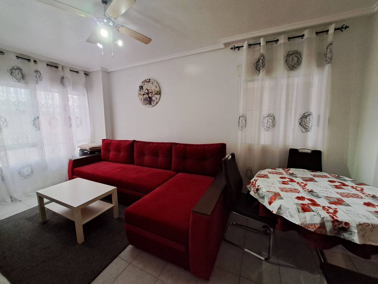 Appartamento intero, Moderne Ferienwohnung Finlandia mit kleinem Balkon in Torrevieja Centre, Torrevieja