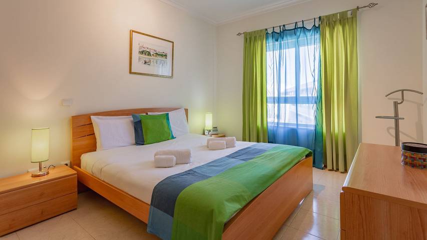 Ganze Wohnung, Ferienwohnung für 4 Personen mit Balkon in Praia da Rocha, Portimão