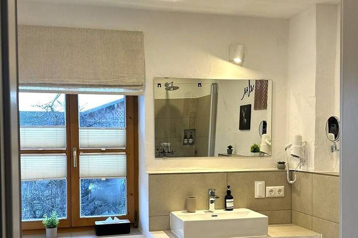 Ganze Wohnung, Ferienwohnung Rosa 35qm mit Balkon in Schechen, Landkreis Rosenheim