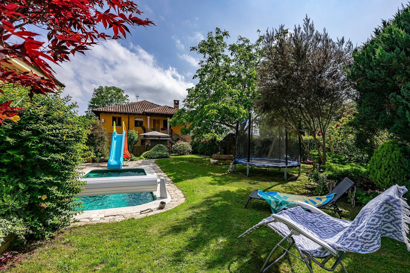 Maison de vacances avec vue sur la montagne, piscine chauffée et aire de jeux pour enfants in Parres, Asturias Province