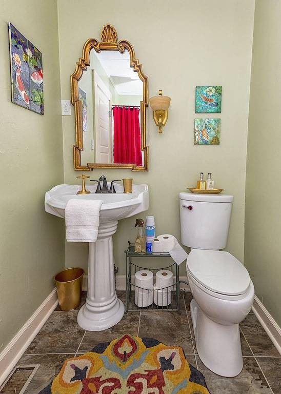 2 bedroom downstairs The Henry House and Queen pull out sofa in Bainbridge, Georgia