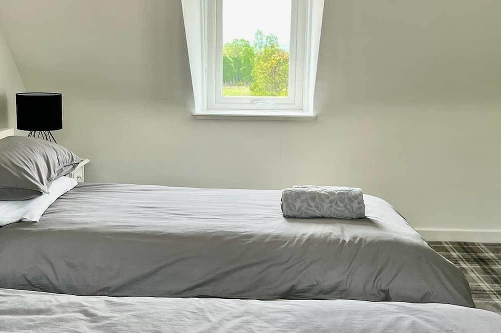 Cosy Country House Finzean, Aberdeenshire. Sleeps 6 & Pet Friendly with Garden in Banchory, Aberdeenshire