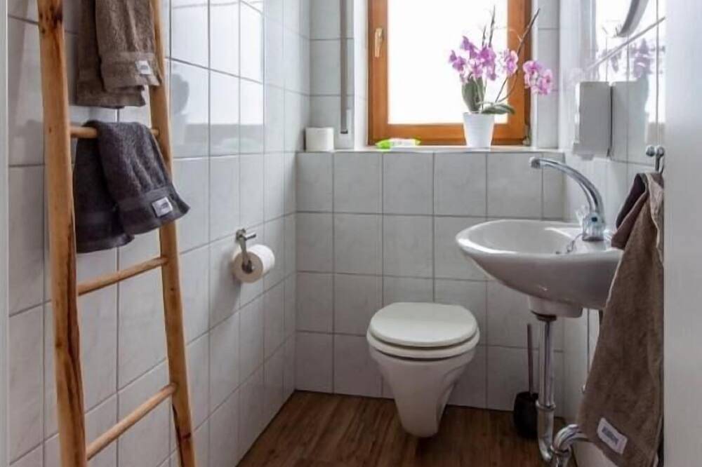 Ganze Wohnung, Gemütliche, neu renovierte Ferienwohnung (55qm) für bis zu 4 Personen in Erlabrunn, Fränkisches Weinland