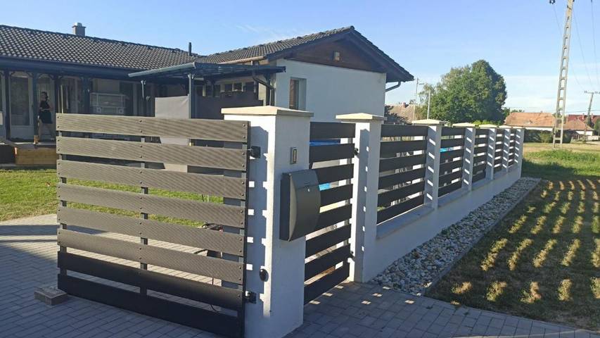 Ferienhaus für 9 Personen, mit Terrasse und Garten sowie Pool in Balatonszabadi