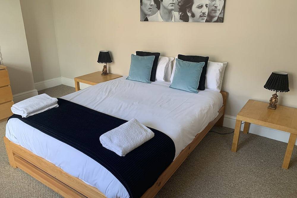 Entire apartment, 3 bedroom 1st floor apartment with garden close to Lark Lane and city centre in Liverpool, Merseyside