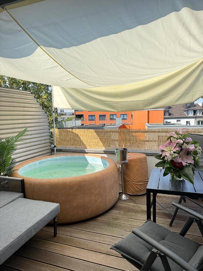 Ganze Wohnung, Executive Maisonette Penthouse Loft, Rooftop Pool, Central Hannover and Direct Messe Connection in Hannover Nord, Hannover