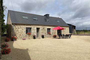 Gîte pour 6 personnes, avec jardin à Ploëzal