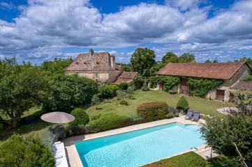 Location de vacances pour 8 personnes, avec jardin ainsi que vue et piscine à Pontours