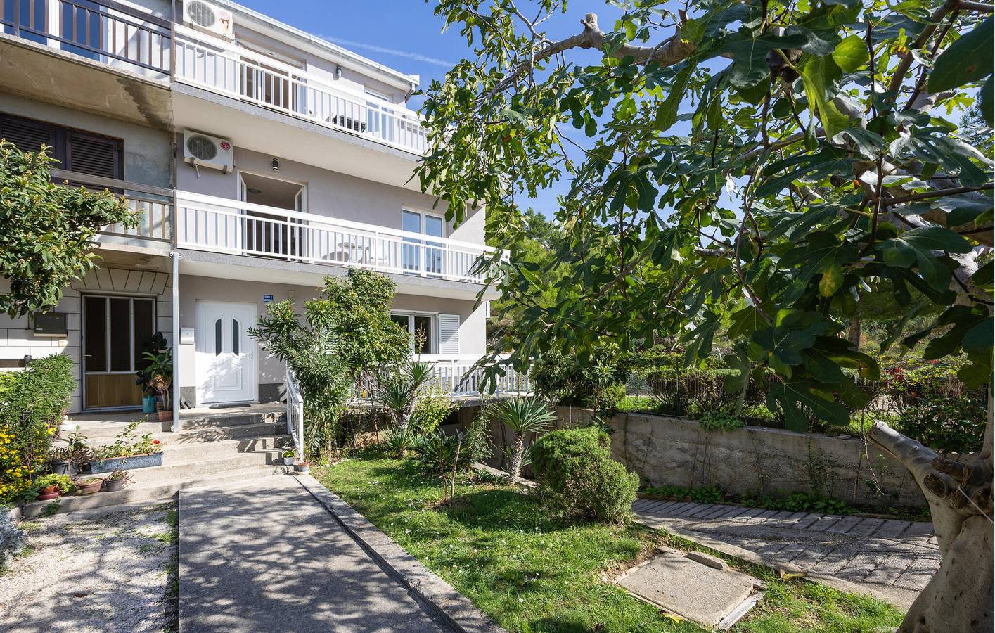 Ganze Ferienwohnung, Terrassen-Apartment am Strand mit WiFi und Parkplatz. in Lokva Rogoznica, Omis-Riviera