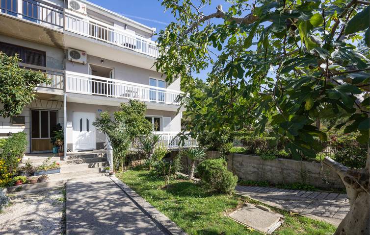 Ganze Ferienwohnung, Terrassen-Apartment am Strand mit WiFi und Parkplatz. in Lokva Rogoznica, Omis-Riviera