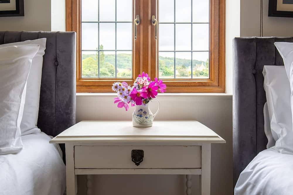 Kingfisher Cottage - sleeps 10 guests  in 5 bedrooms in Winchcombe, Gloucestershire