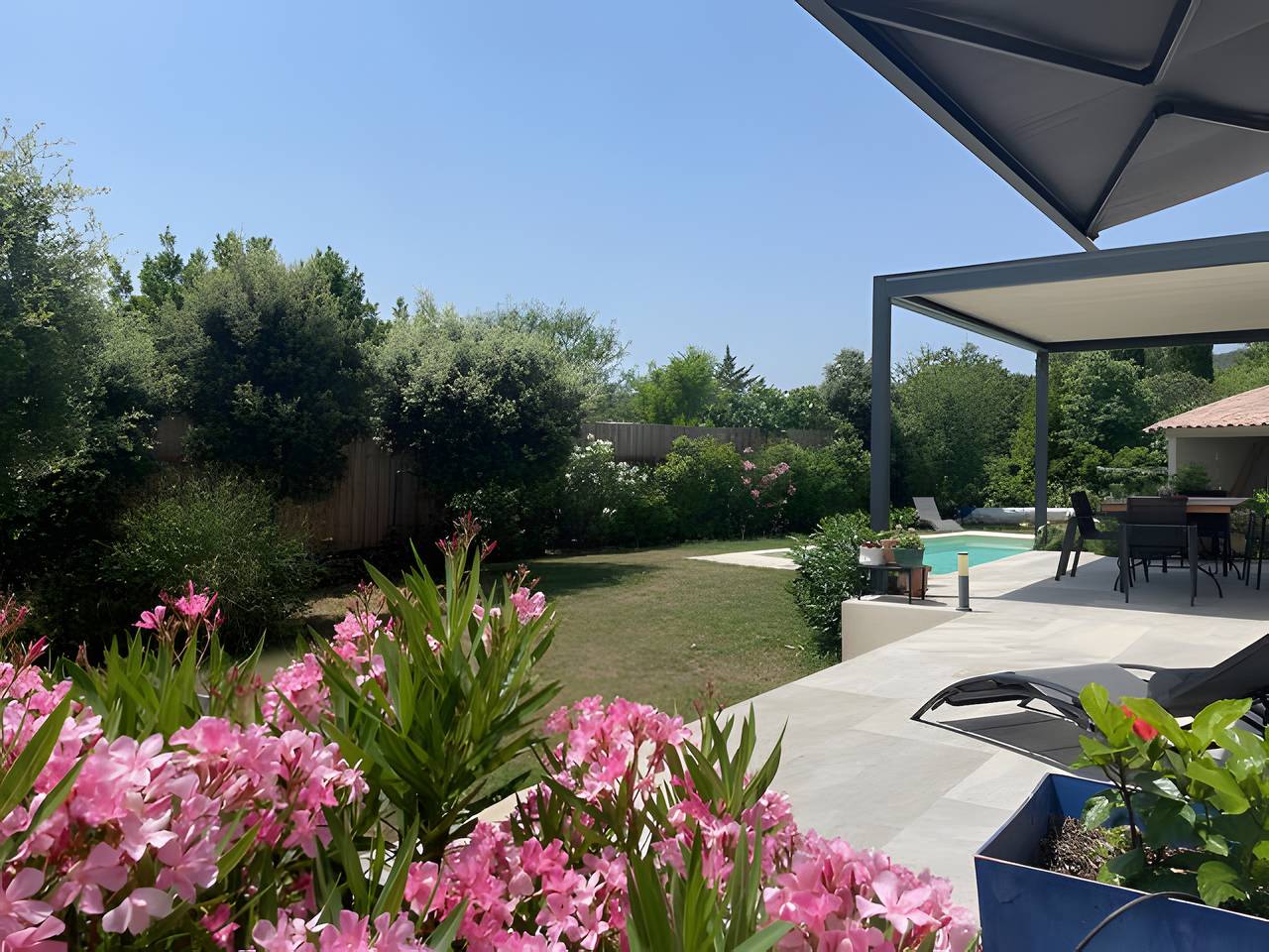 Villa 'Mas Mayflower' avec vue sur les montagnes, Wi-Fi et climatisation in Cabrières-d'Avignon, Parc naturel régional du Luberon