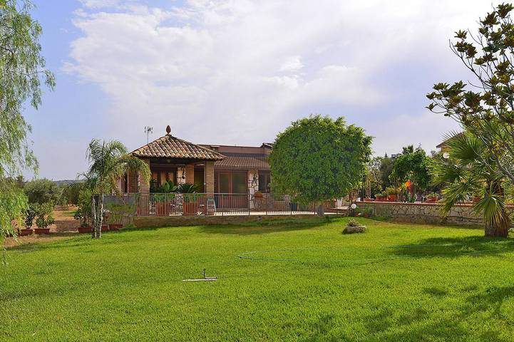 Villa in Sicilia con piscina privata e giardino in Solarino, Siracusa e dintorni