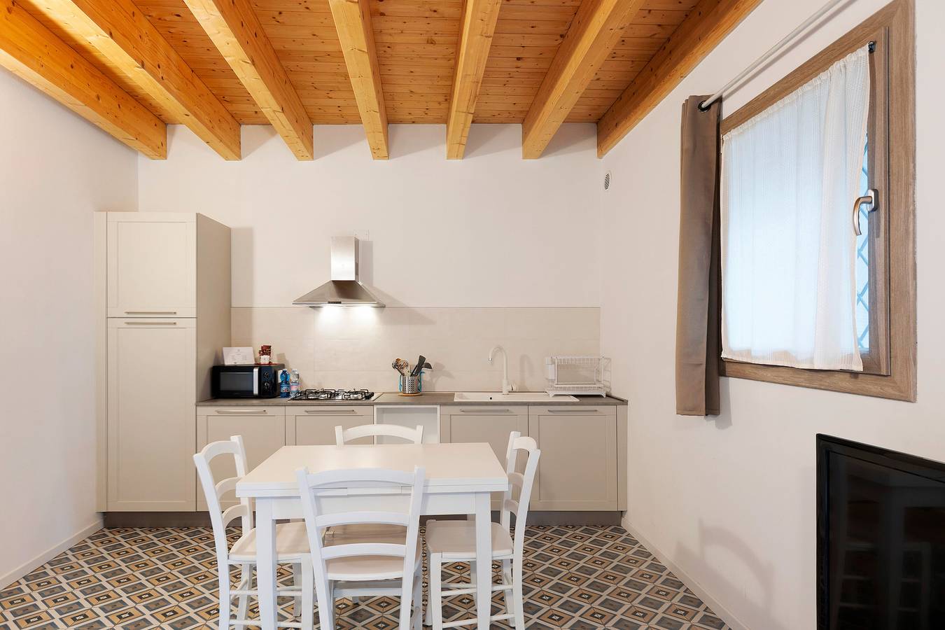 Apartamento entero, Apartamento 'Bilocale - Isola Del Garda' con piscina compartida, Wi-Fi y aire acondicionado in San Felice del Benaco, Montañas Garda