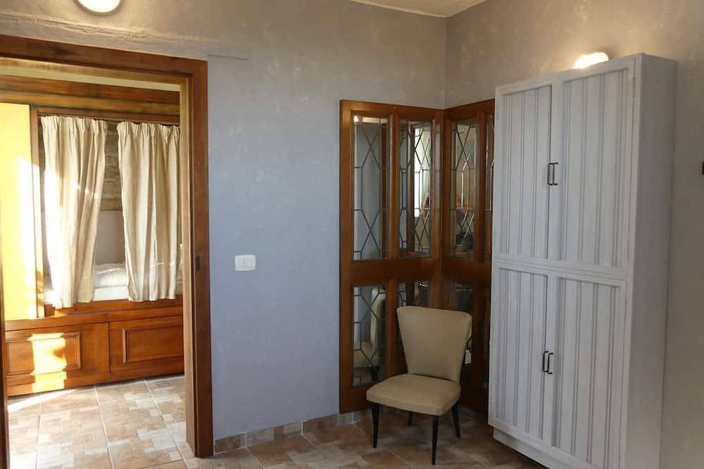 Appartement entier, Belle maison de vacances en pierre avec grand jardin privé in Mombarcaro, Langhe