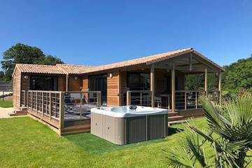 Gîte pour 8 personnes, avec piscine et terrasse ainsi que jardin et jacuzzi, animaux acceptés dans la Creuse