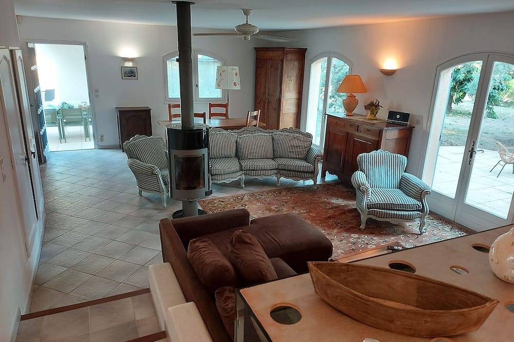 Mas of 150 M2 Saint Rémy de Provence, large swimming pool on well wooded land. in Graveson, Arles region