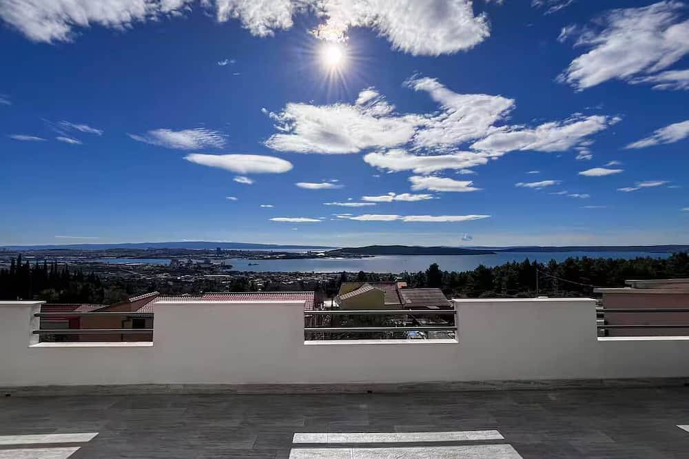Ganze Wohnung, Spacious 5-bedroom/duplex apartment with amazing view near Split centre. in Kastel Sucurac, Kaštela