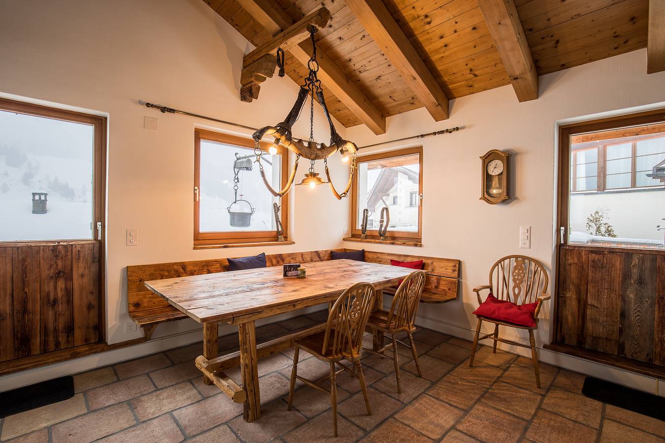 Ganze Wohnung, Chasa La Tschuffa: Exklusives Haus mit 4.5-Zimmer Maisonette am Fusse des Schloss Tarasp in Tarasp, Unterengadin