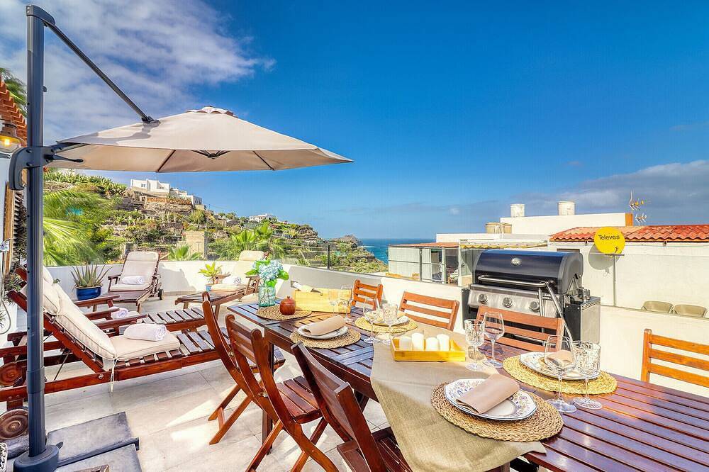 Casa con Terraza Espaciosa y Vista al Mar, a 100m de la Playa in El Guincho, Garachico