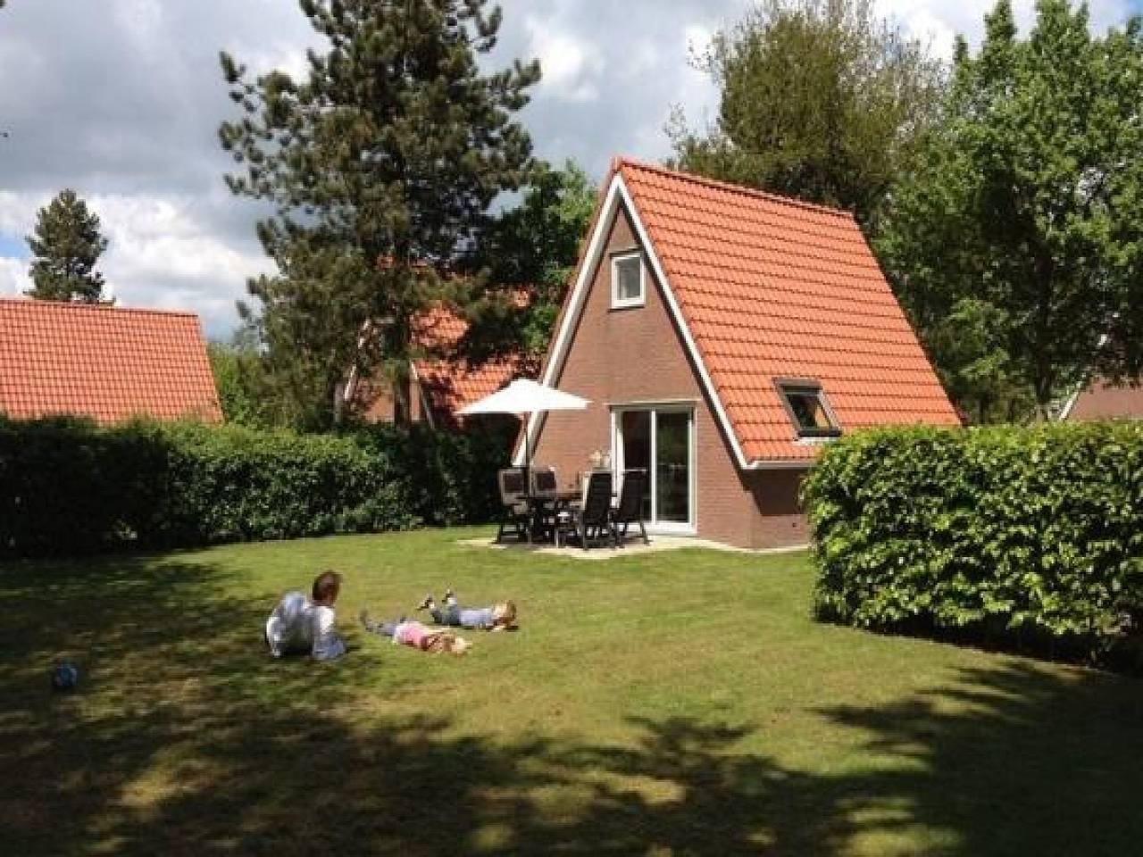 Schönes vier Personen Ferienhaus mit gratis Internetzugang (Wlan). in Sint Nicolaasga, Friesland