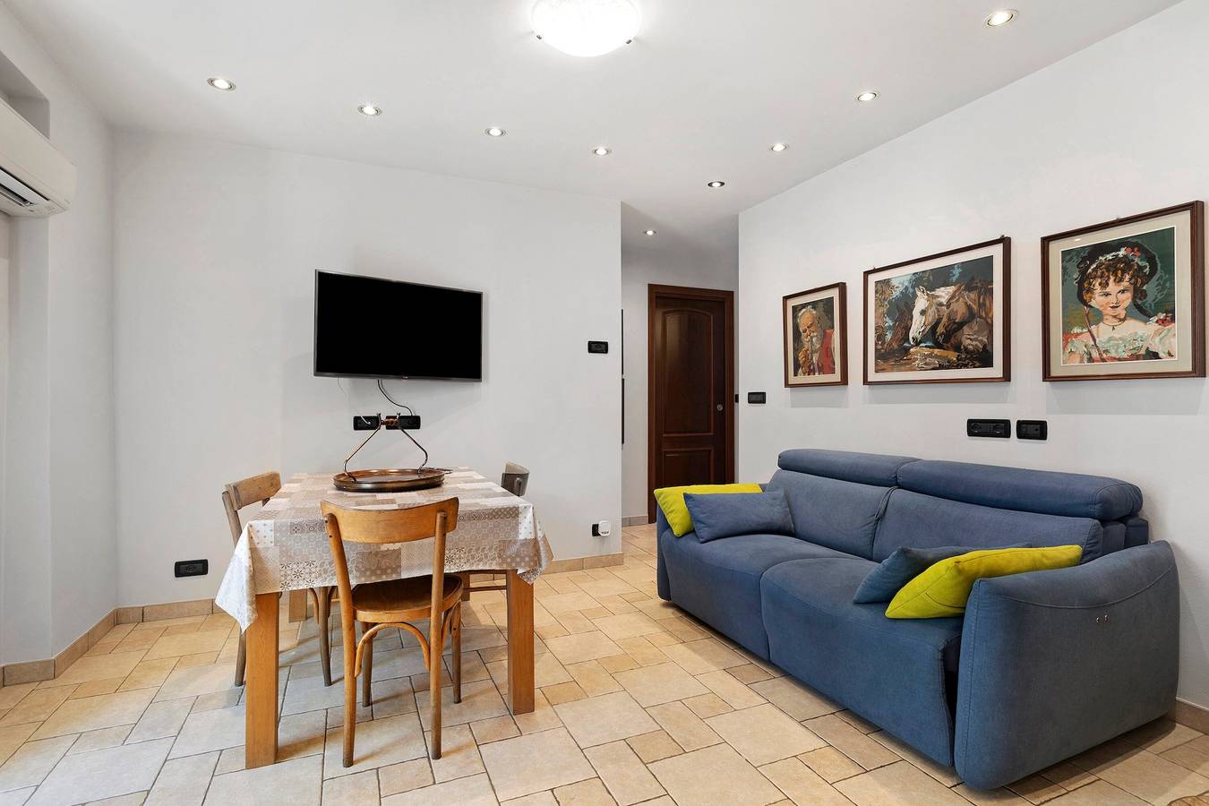 Apartamento entero, Apartamento 'Chez Porliod' con vistas a la montaña, terraza privada y Wi-Fi in Aosta, Alpes del Valais