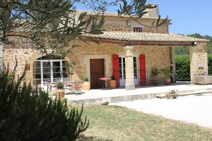Mas  familiale en Provence sur vignoble avec piscine au charme authentique in Mondragon, Vaucluse