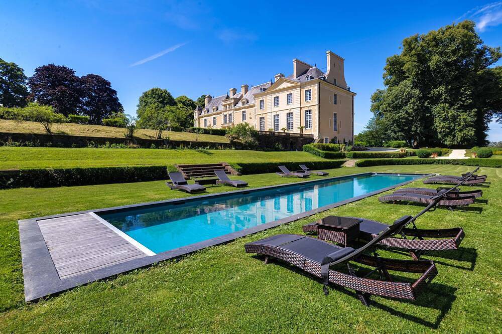 Château with Spa, Golf, Tennis, Basket, swimming pools, gardens.  in Saint-Michel en Pré-Bocage, Región de Caen