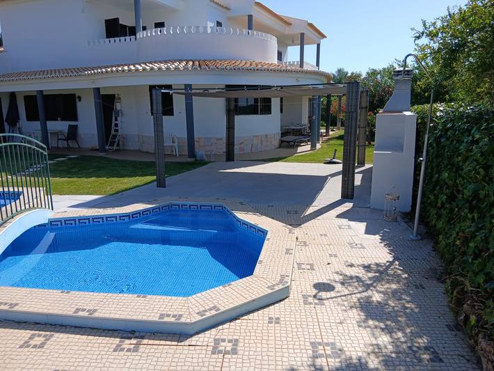 Location de vacances pour 12 personnes, avec balcon et jardin dans Alcantarilha