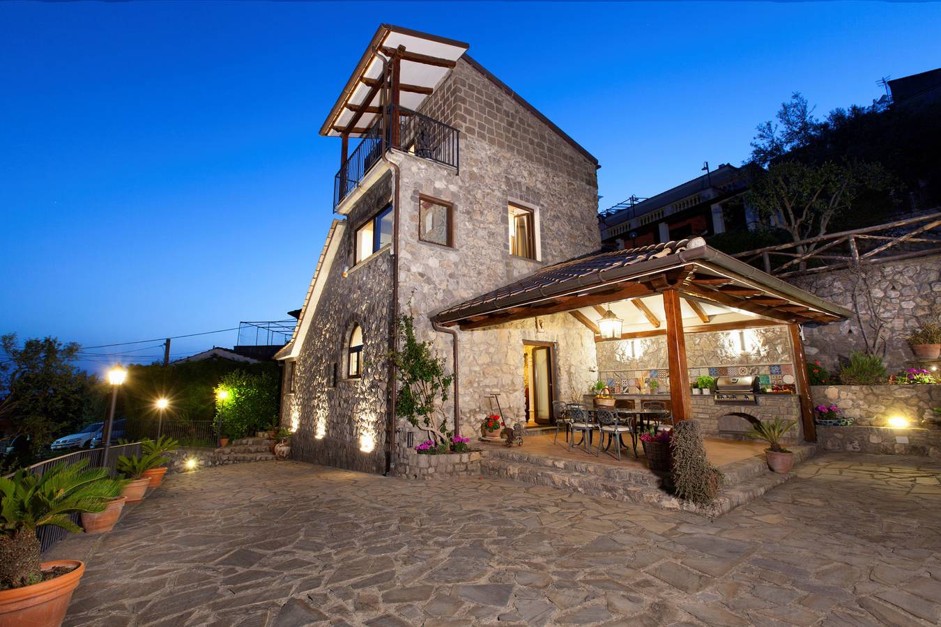 Amore Rentals - Villa Ambra con Vasca Idromassaggio, Giardino e Vista Mare in Torca, Neapel Provinz