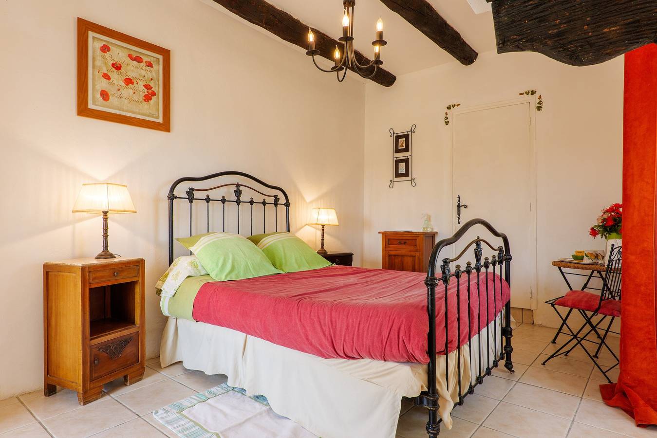Chambre d’hôtes « Chez Bacchus – Chambre Merlot » avec jardin partagé et Wi-Fi in Gras, Privas (arrondissement)