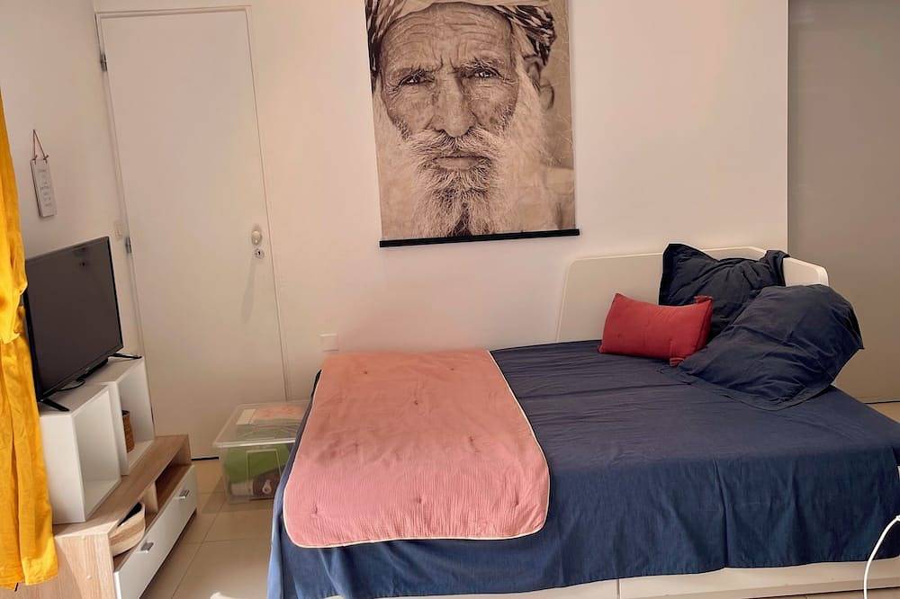 Design villa with panoramic pond view and jacuzzi in Pérols, Côte d'Améthyste