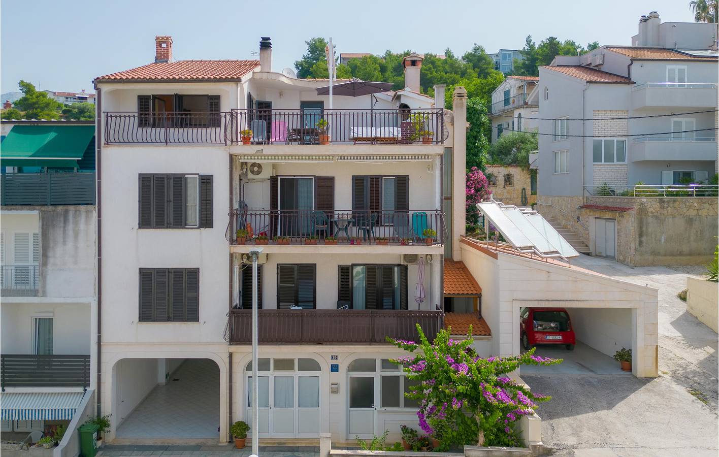 Apartamento vacacional entero, Apartamento frente al mar con terraza, wifi y garaje cerca de la playa de Strobec in Podstrana, Condado de Split-Dalmacia