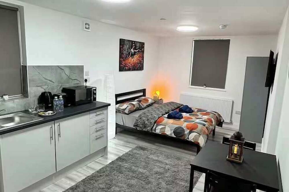 Entire apartment, Cozy Cardiff Studio: City Center Gem with Patio! in Cardiff, Cardiff region
