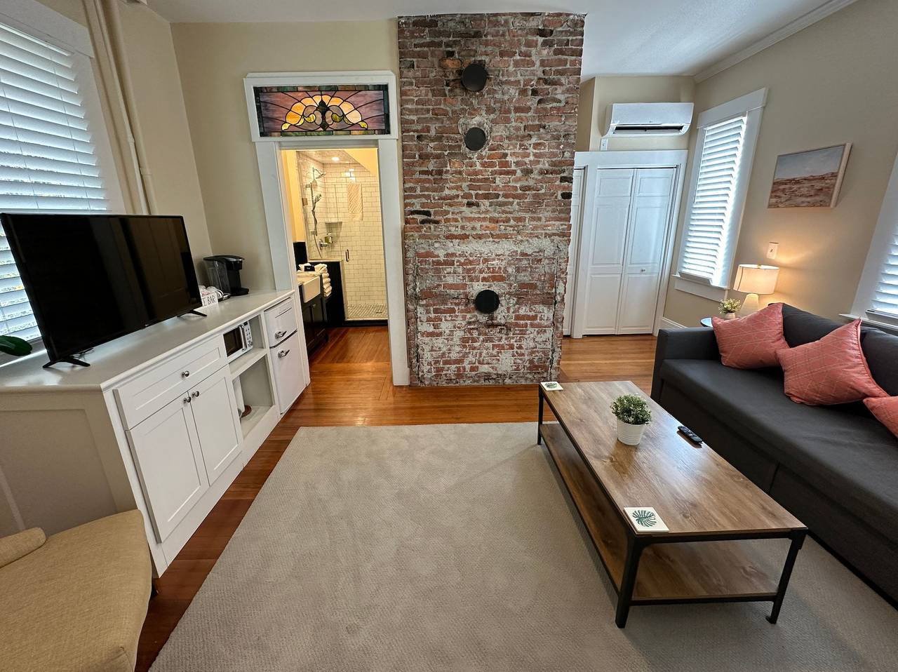 Ganze Wohnung, Exposed Brick Suite 1 Bed/ 1 Bath/ Pullout Sofa in Newport, Newport County