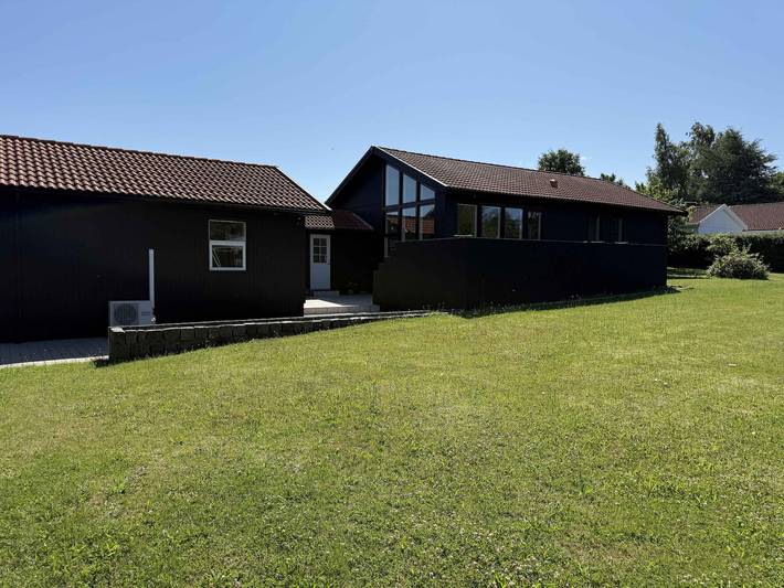 Ferieudlejning for 8 personer, med terrasse og søudsigt samt have i Holbæk