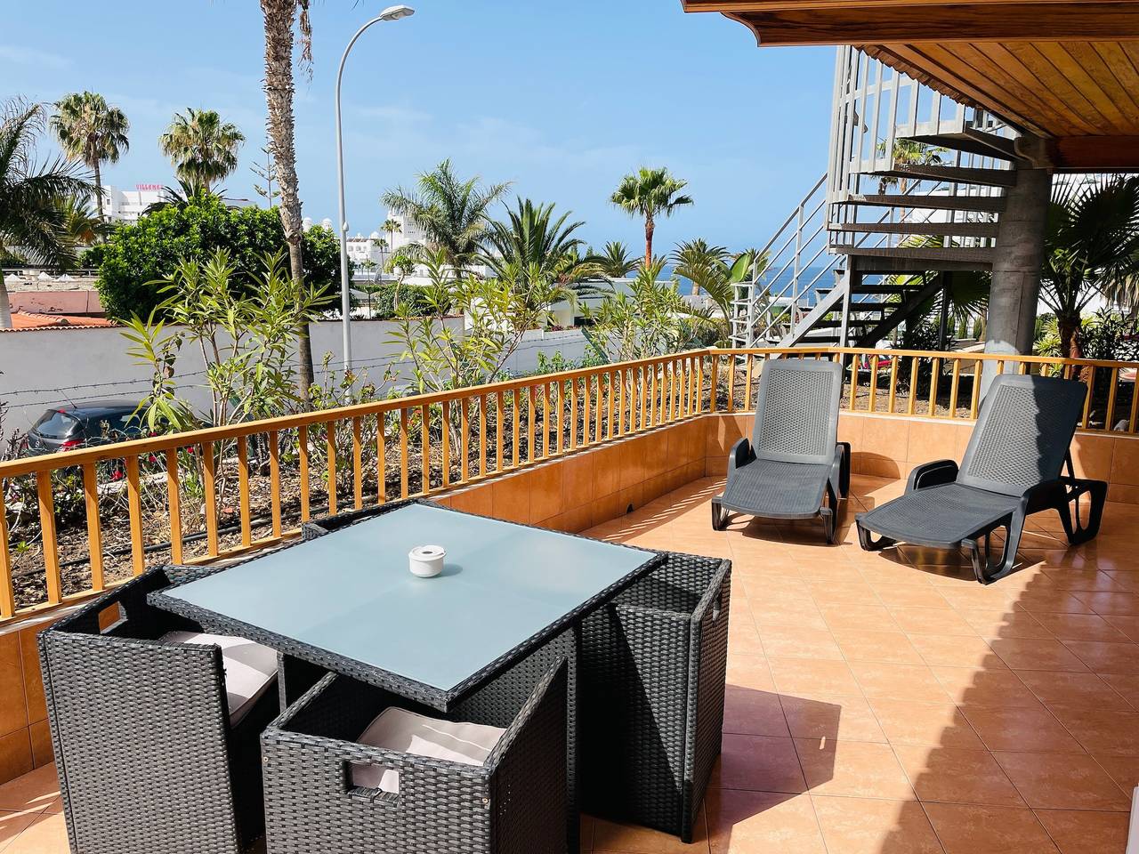 Geheel appartement, Vakantieappartement 'Los Geranios 304' met Gedeeld Zwembad, Privéterras en Wi-Fi in Playa Puerto Colón, Adeje