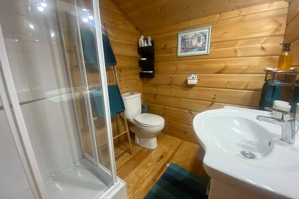 Chambre d'hôtes proche de Vichy – Chambre Luna avec piscine partagée, Wi-Fi et climatisation in Saint-Rémy-en-Rollat, Région de Vichy