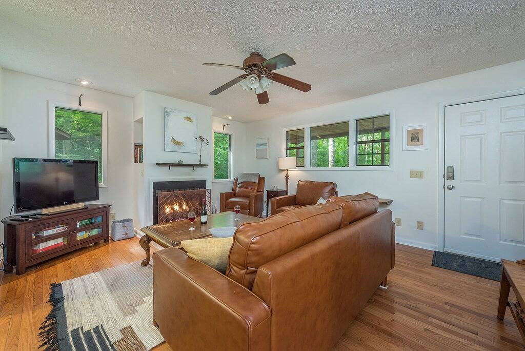 Maple Creek Cabin, Fireplace+Fire Pit, Grill & Wi-Fi, Private, Nearby Skiing! in Madison County (NC)