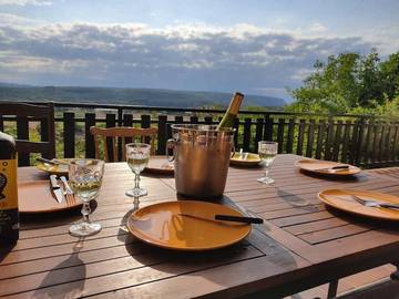 Chambre d’hôte pour 2 personnes, avec jardin ainsi que vue et terrasse à Villebois