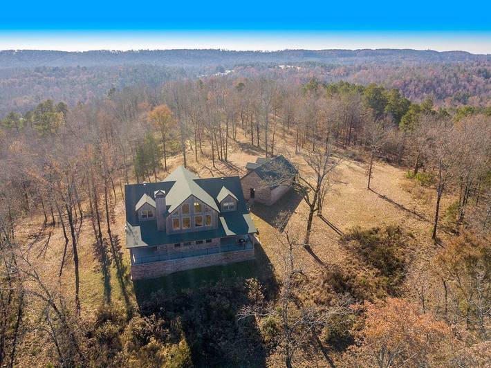 Vacation rental for 10 people, with hot tub and yard in Ozark Mountains