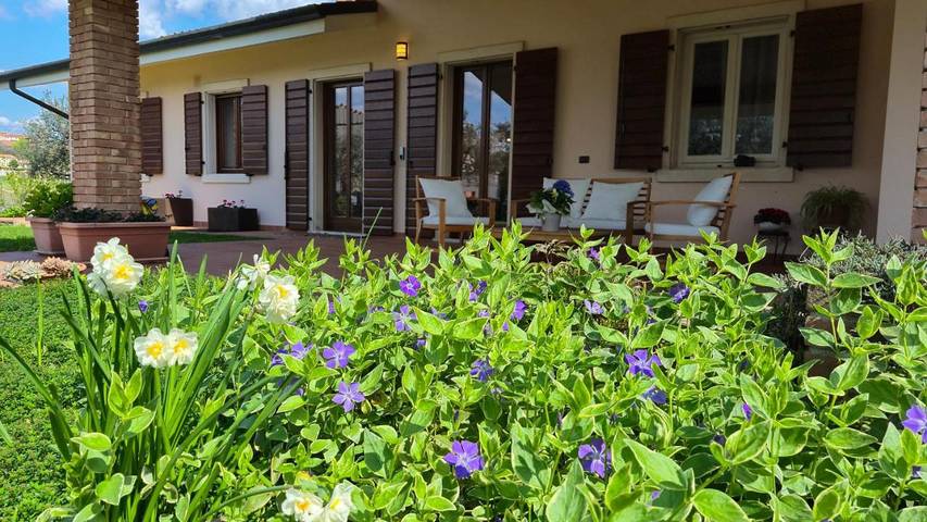 Location de vacances pour 3 personnes, avec vue et jardin à Colognola ai Colli