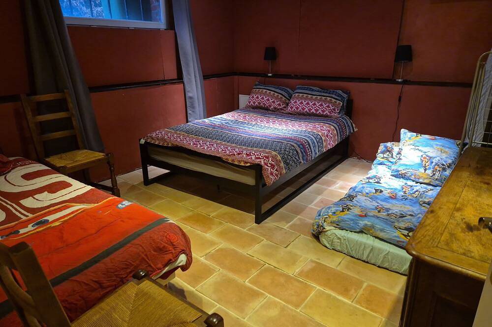 Appartement entier, À 20 km de Disney, T4 climatisé, pour 14 personnes en Rdj de notre jolie maison. in Mortcerf, Seine-et-Marne