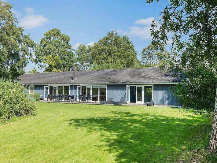 Ferieudlejning for 17 personer, med Terrasse og Pool i Rågeleje