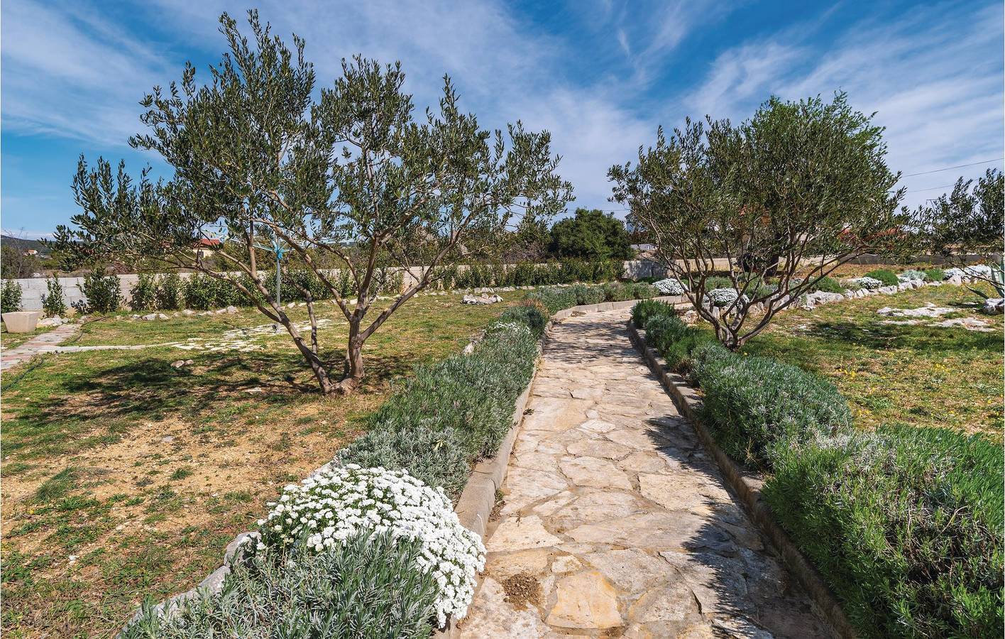 Charmantes 2-Zimmer-Apartment mit saisonalem Pool und Terrasse in Pakostane, Zadar