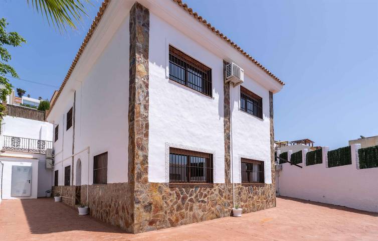 Acogedor oasis con piscina y aparcamiento, a 2,5 km de la playa in Benalmádena, Costa del Sol