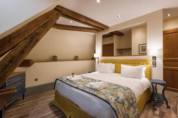 Location de vacances pour 15 personnes, avec sauna et piscine ainsi que terrasse et vue à Burnand